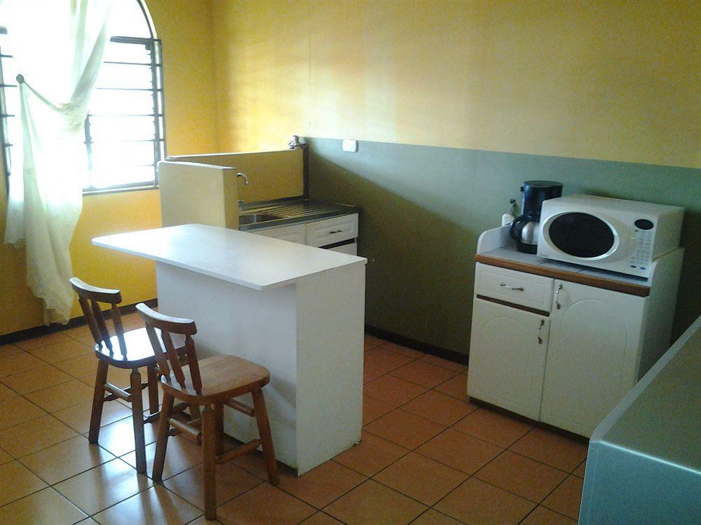 Cabinas Madeleine Puntarenas Exterior photo