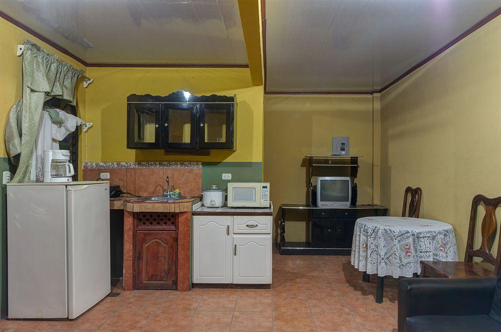 Cabinas Madeleine Puntarenas Exterior photo