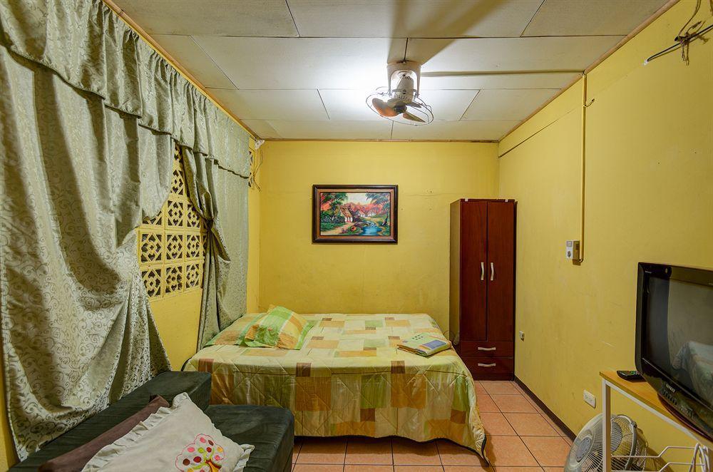 Cabinas Madeleine Puntarenas Exterior photo