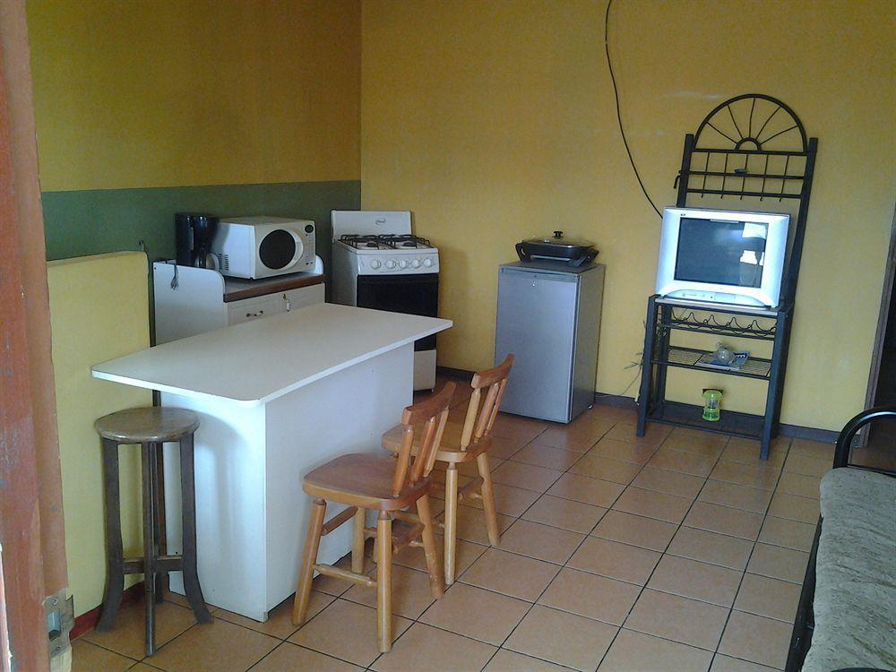 Cabinas Madeleine Puntarenas Exterior photo