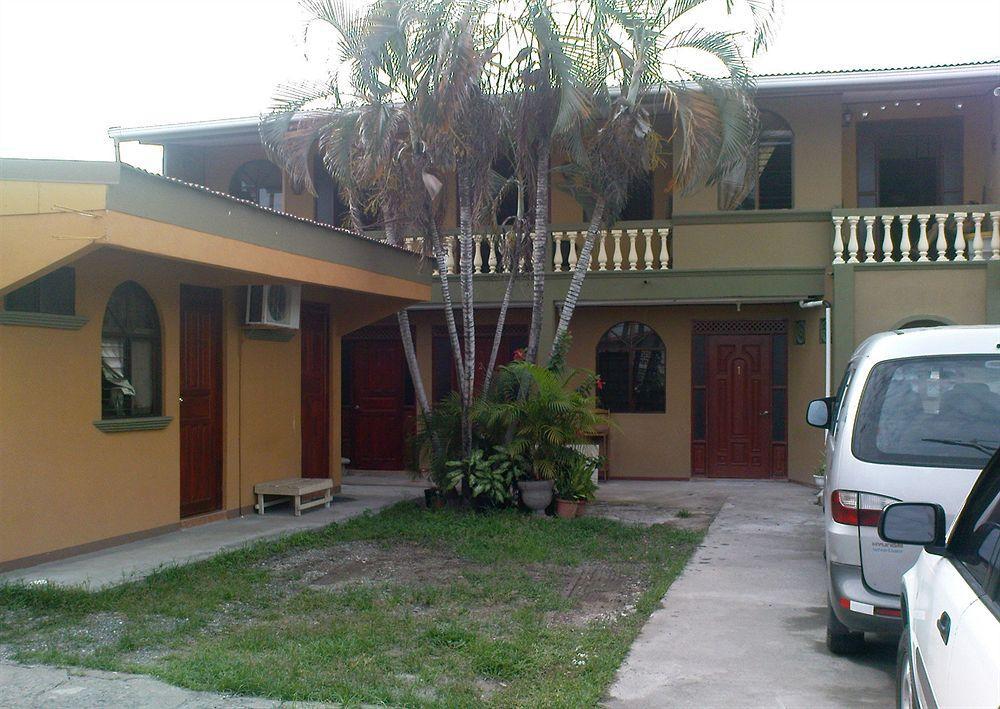 Cabinas Madeleine Puntarenas Exterior photo
