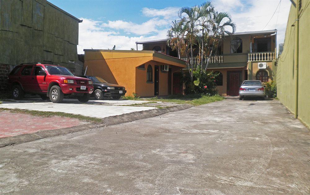 Cabinas Madeleine Puntarenas Exterior photo