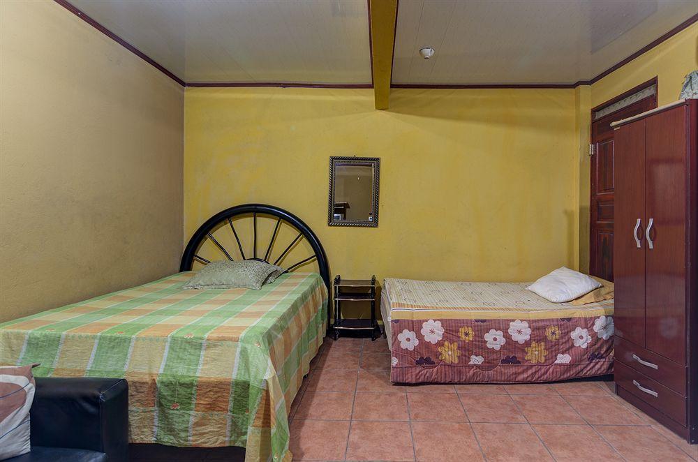 Cabinas Madeleine Puntarenas Exterior photo