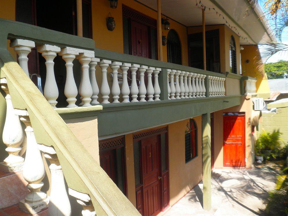 Cabinas Madeleine Puntarenas Exterior photo