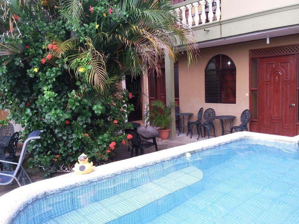 Cabinas Madeleine Puntarenas Exterior photo