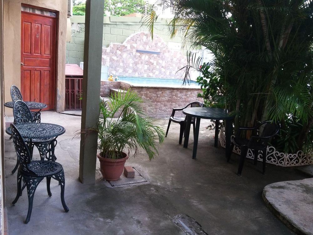 Cabinas Madeleine Puntarenas Exterior photo