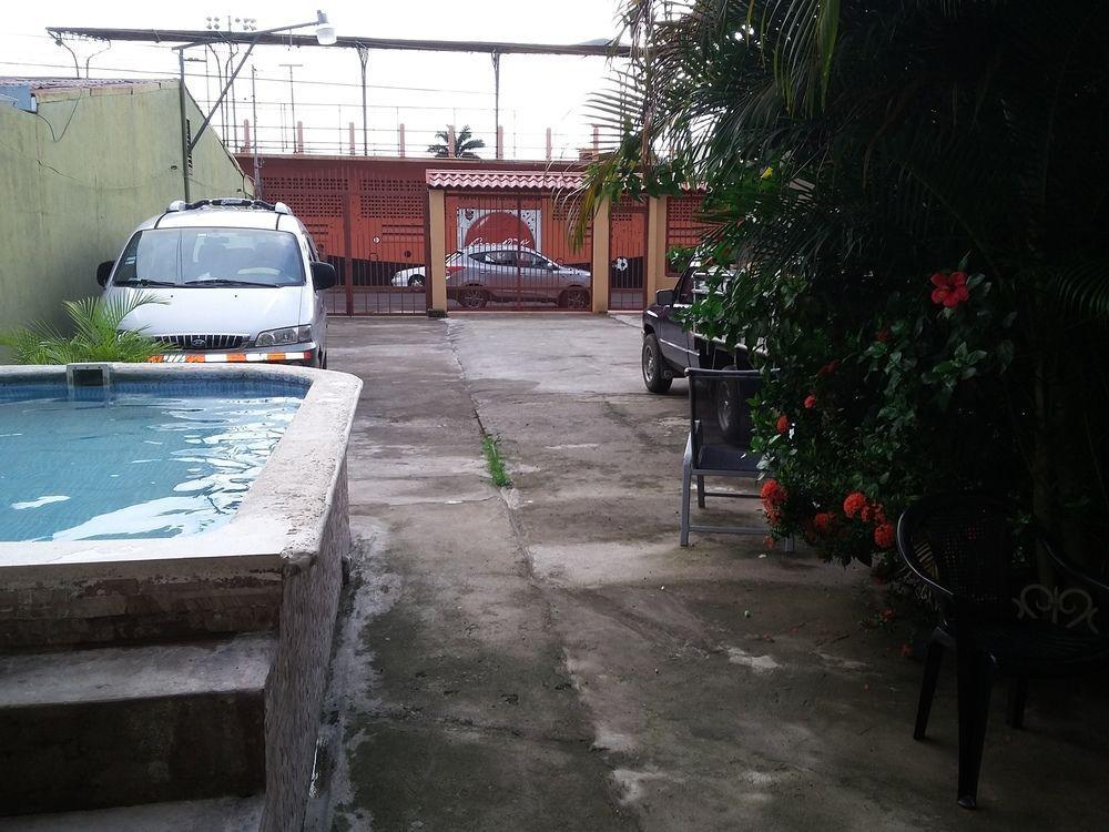 Cabinas Madeleine Puntarenas Exterior photo