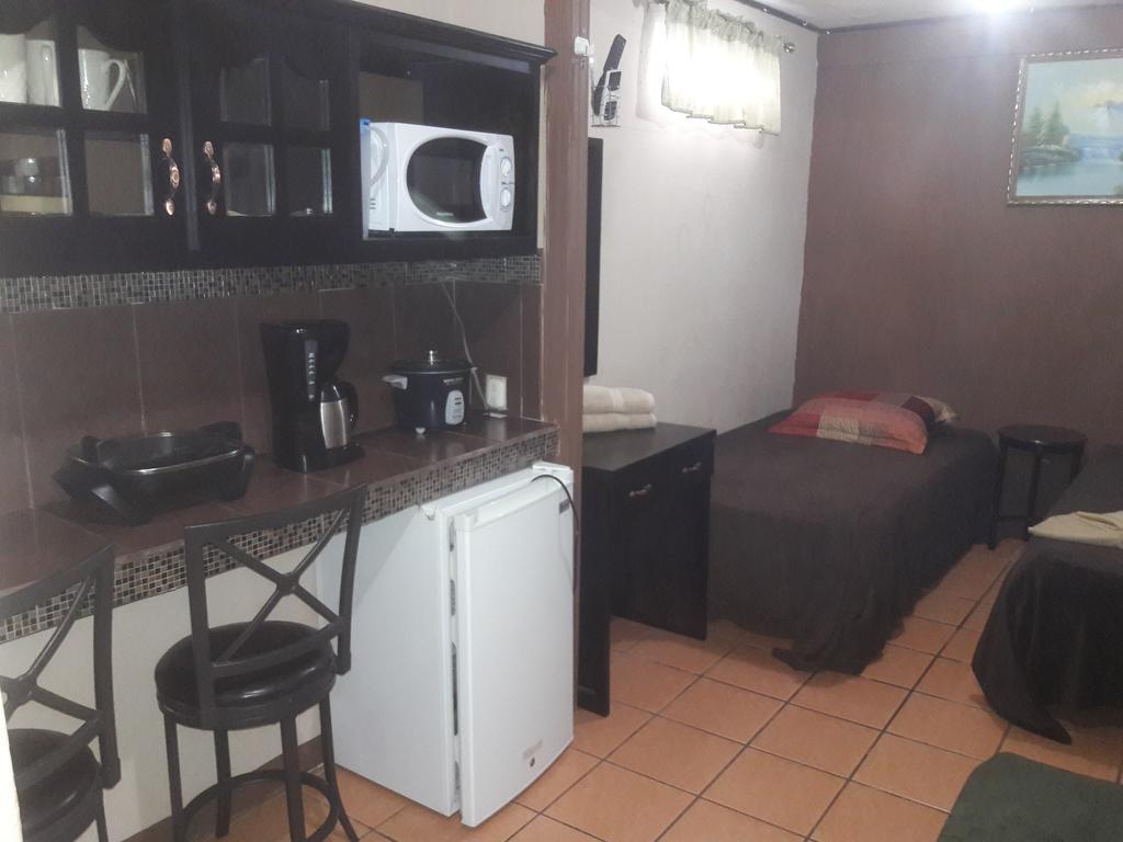 Cabinas Madeleine Puntarenas Exterior photo