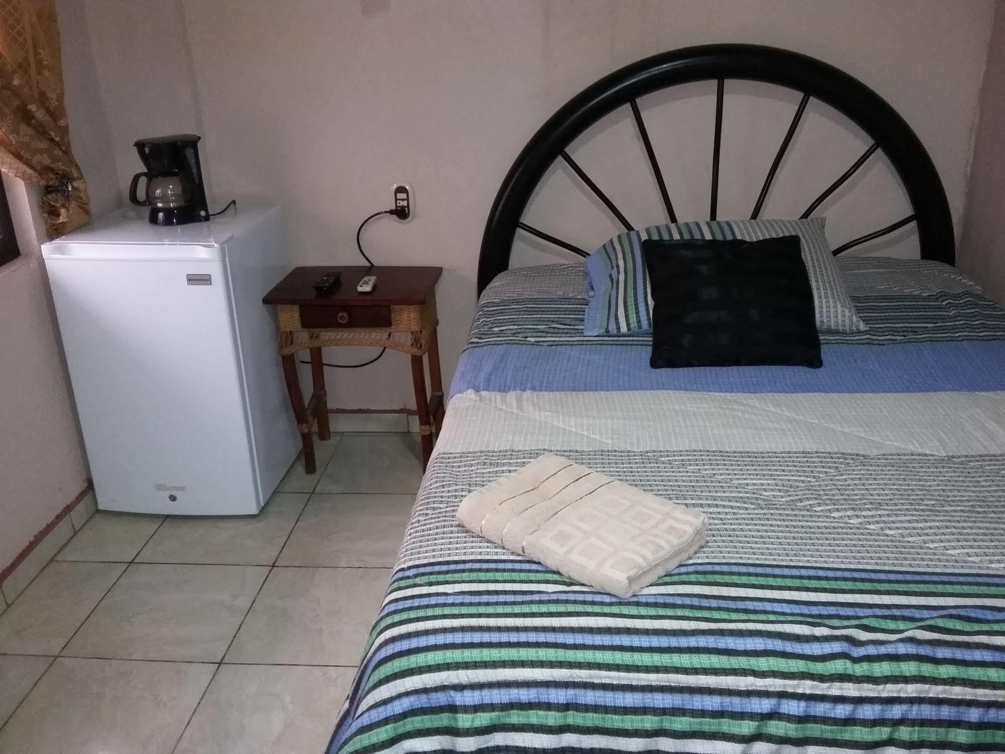 Cabinas Madeleine Puntarenas Exterior photo