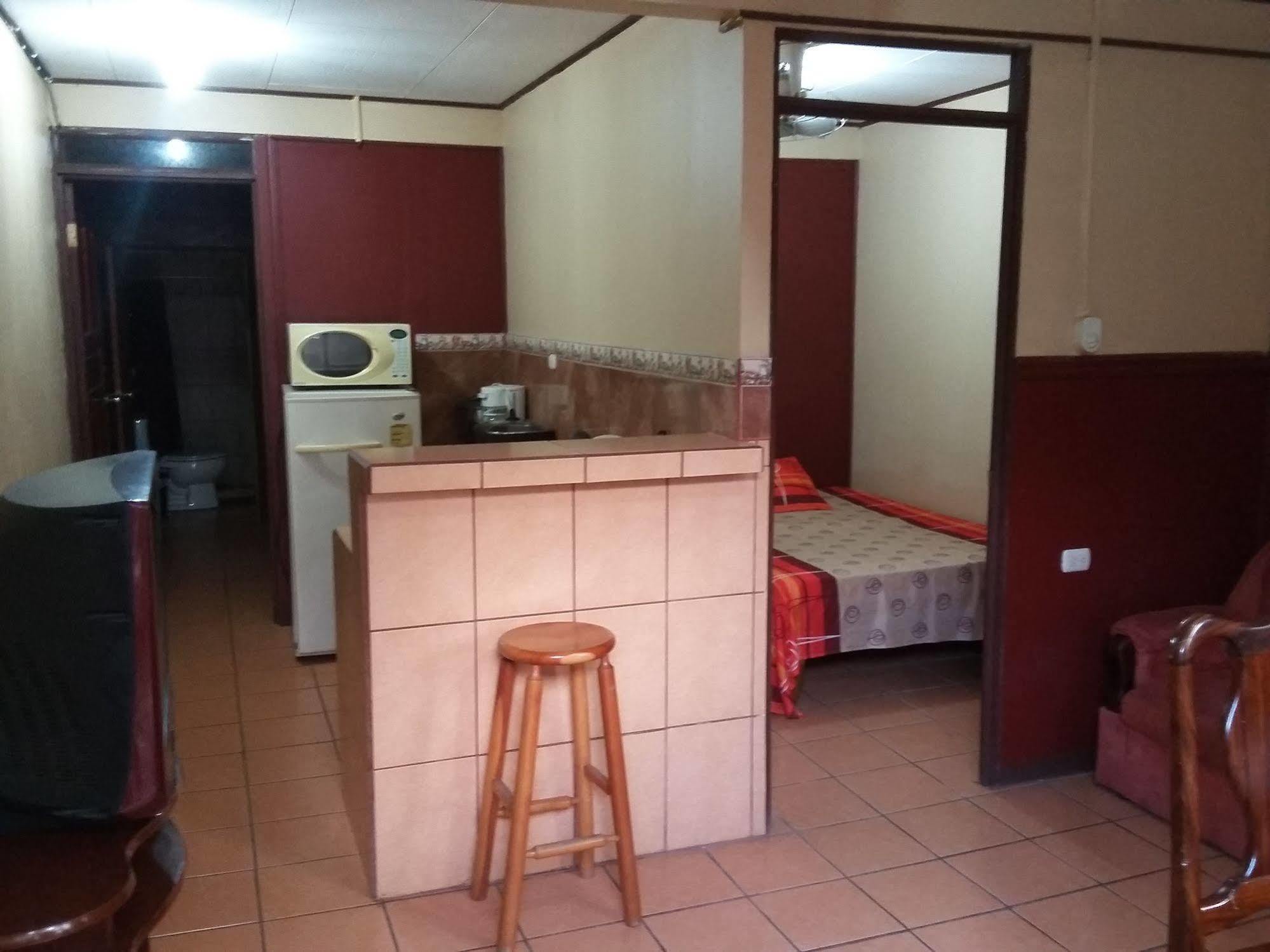 Cabinas Madeleine Puntarenas Exterior photo