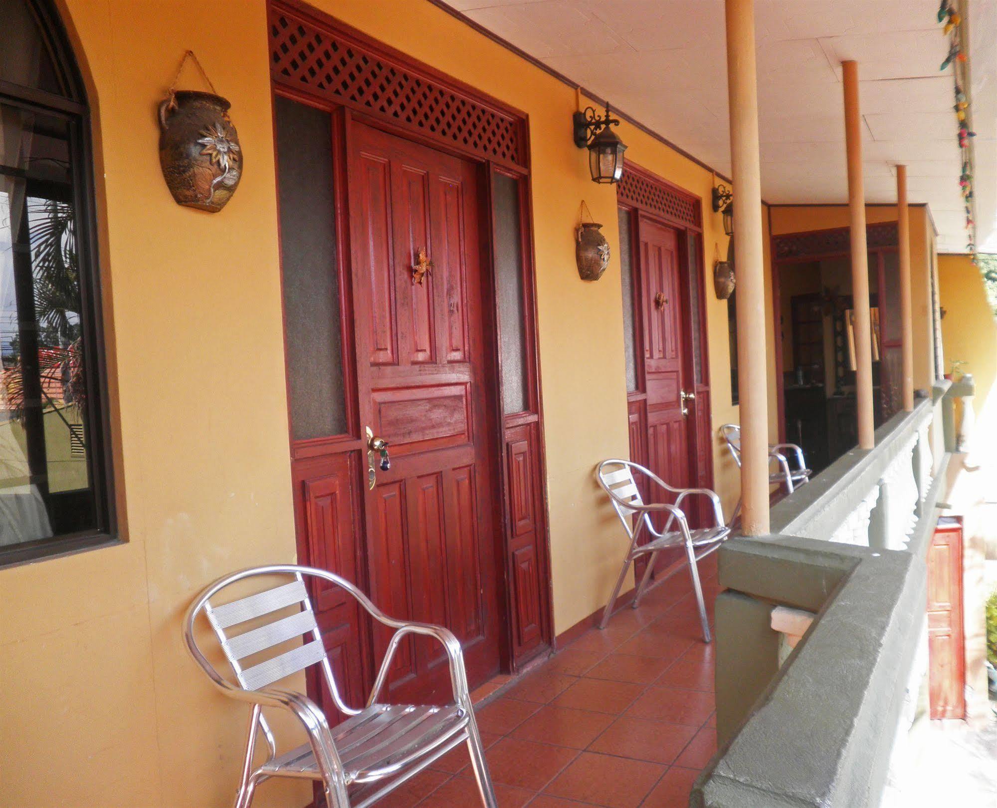 Cabinas Madeleine Puntarenas Exterior photo