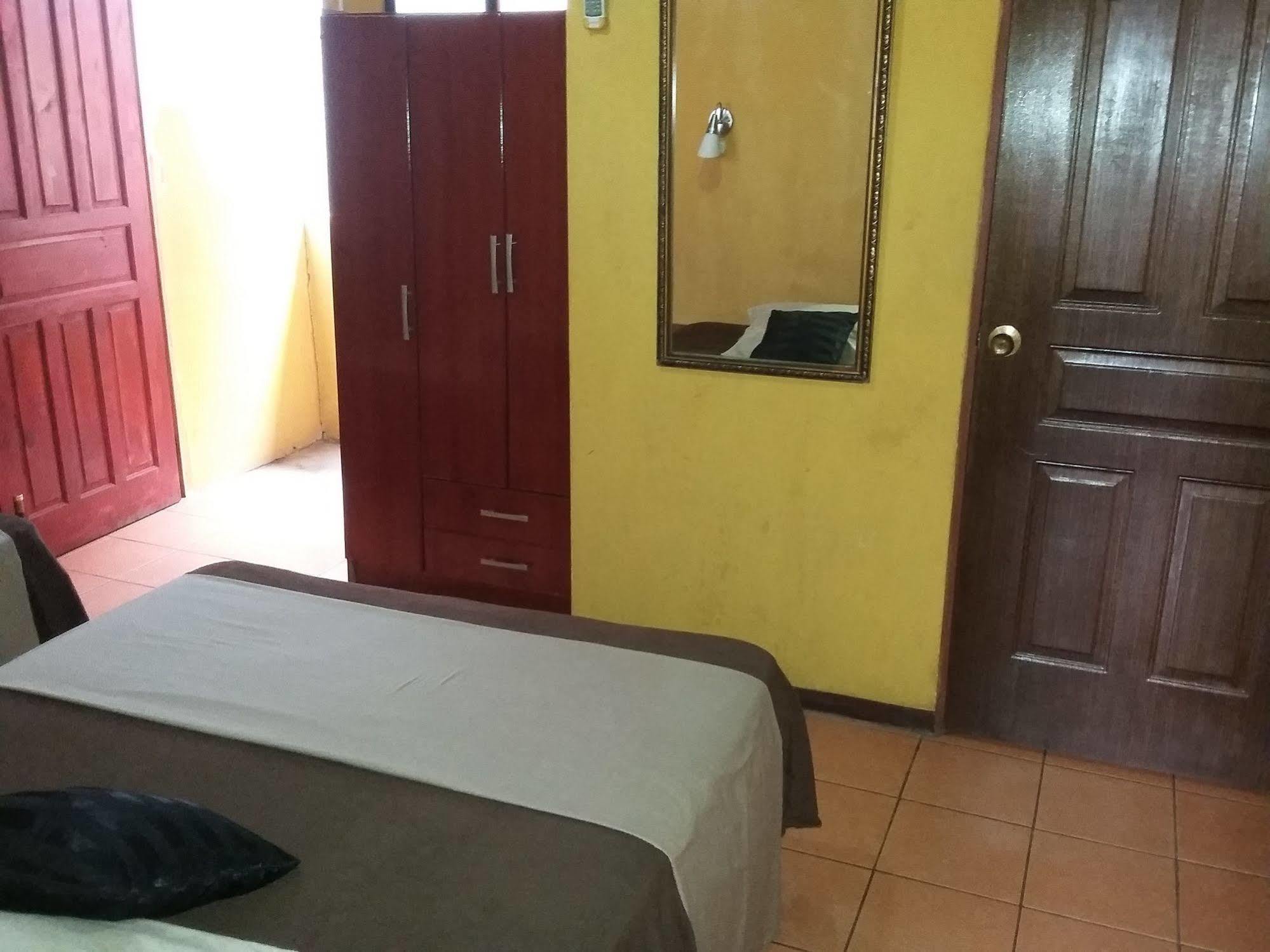 Cabinas Madeleine Puntarenas Exterior photo
