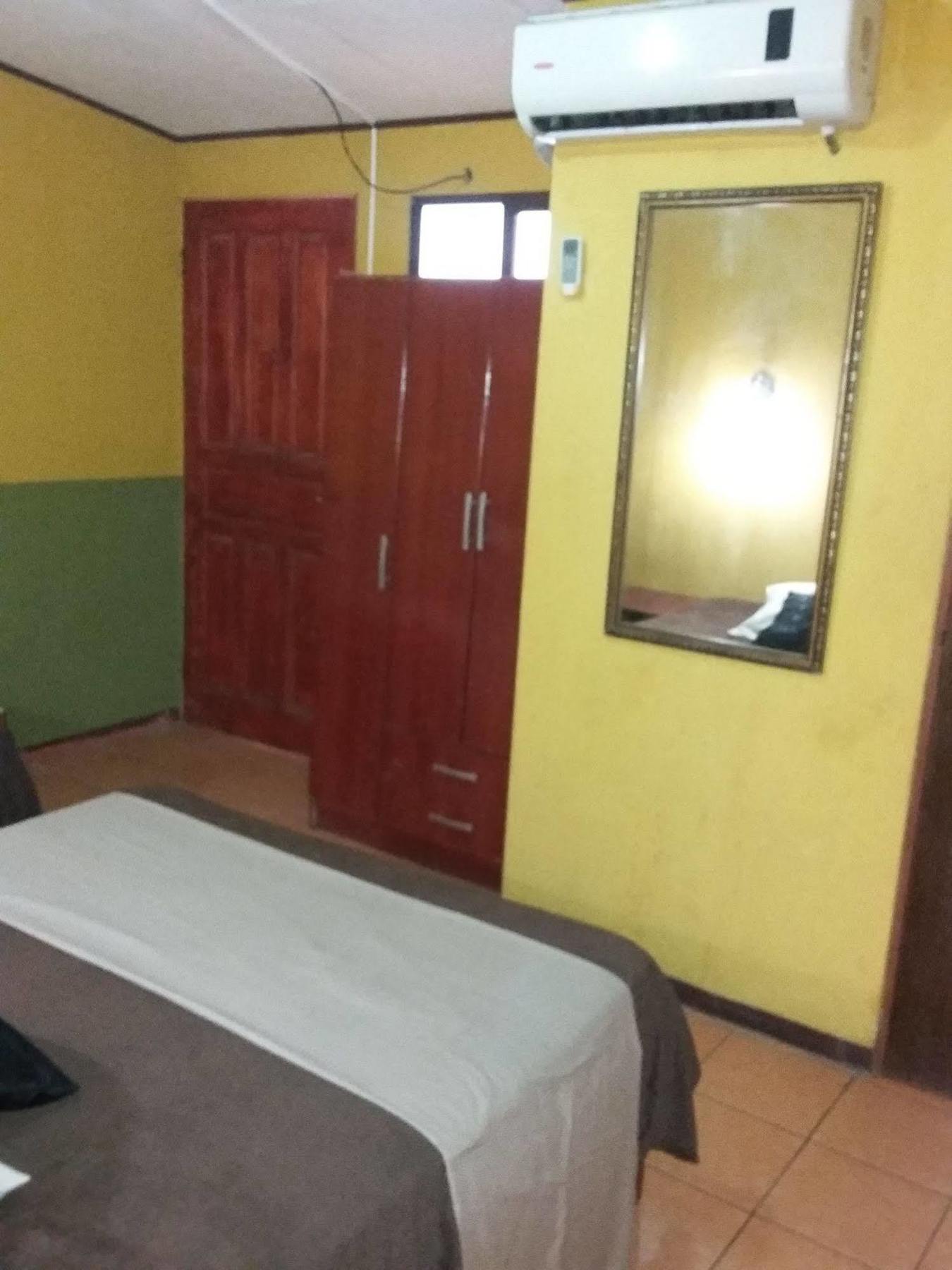 Cabinas Madeleine Puntarenas Exterior photo